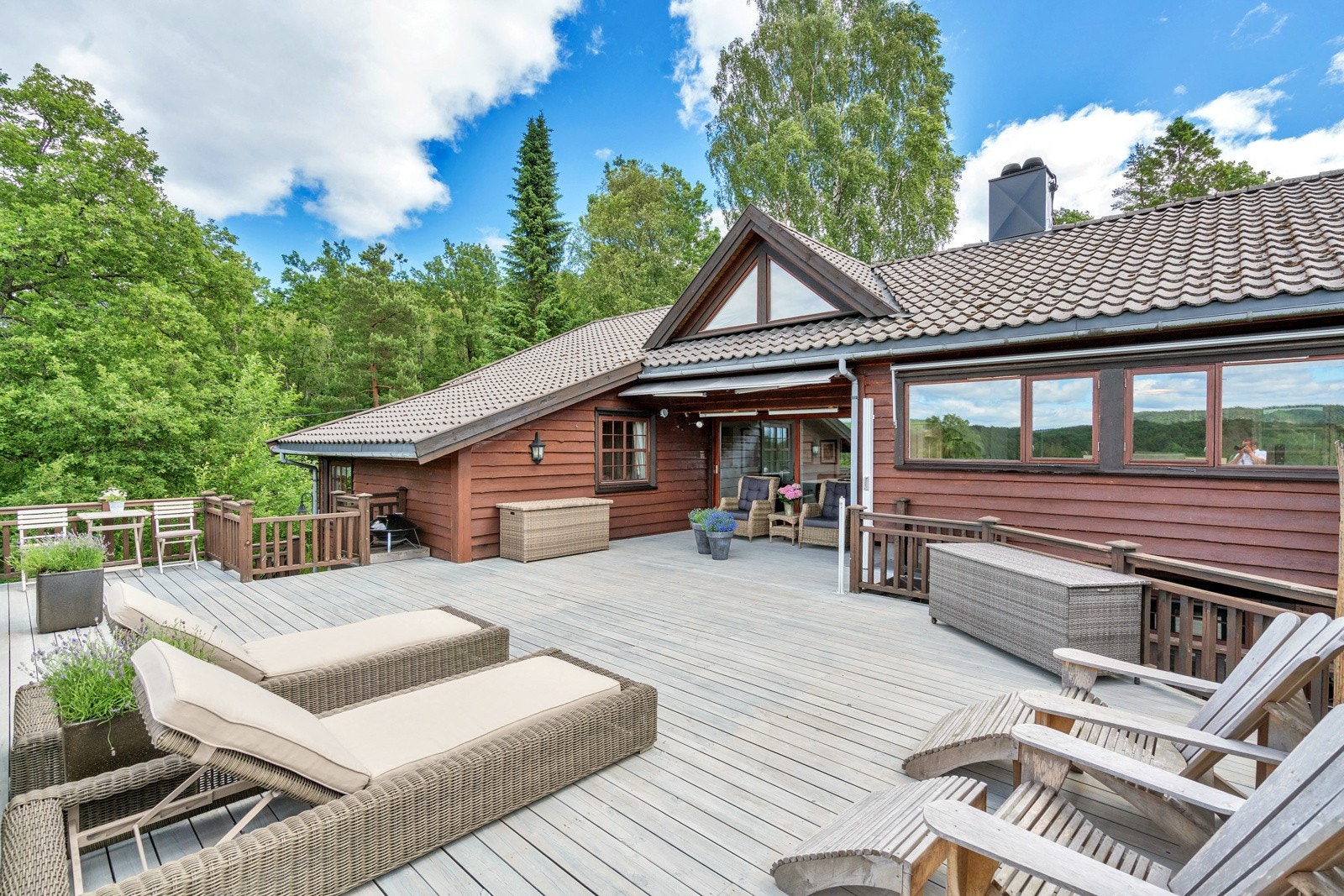 Stor, sydvestvendt terrasse med nydelig utsikt over Jegersberg. Galleribilde
