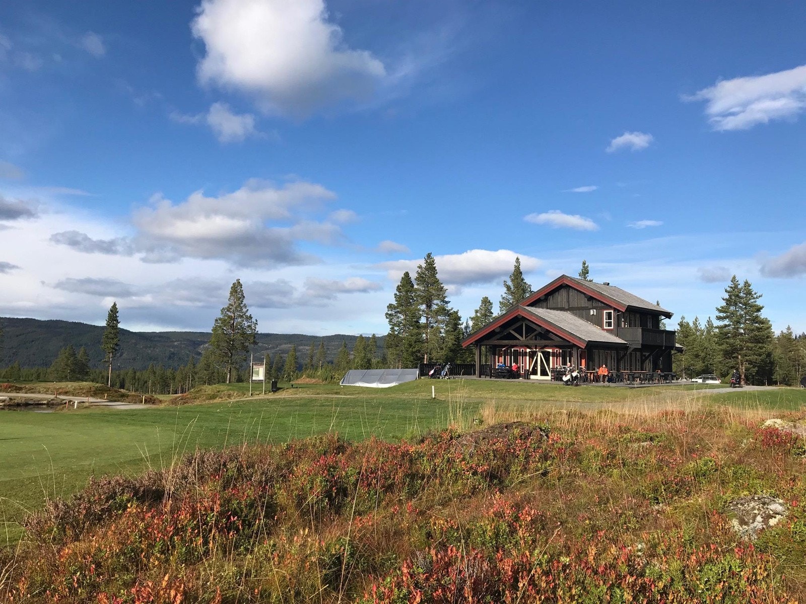 Golfkafeen er et hyggelig samlingspunkt, sommer som vinter Galleribilde