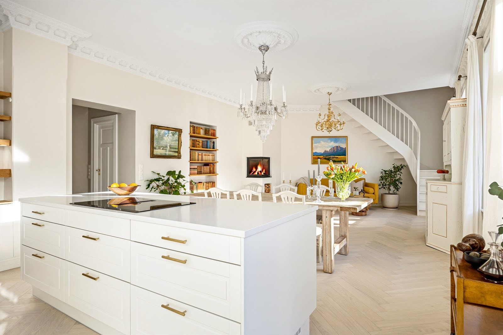 Tidløse og klassiske kvaliteter som rosetter, stukkatur, ekstra takhøyde og fiskebensparkett står i flott kontrast til moderne fargevalg og detaljer. Galleribilde