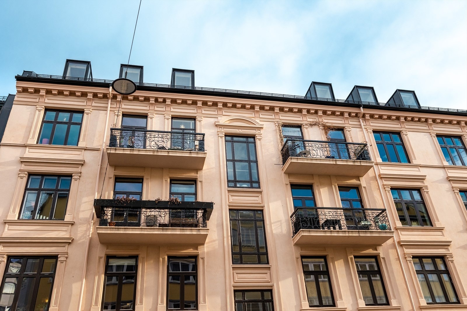 Klassisk bygård med pen fasade Galleribilde