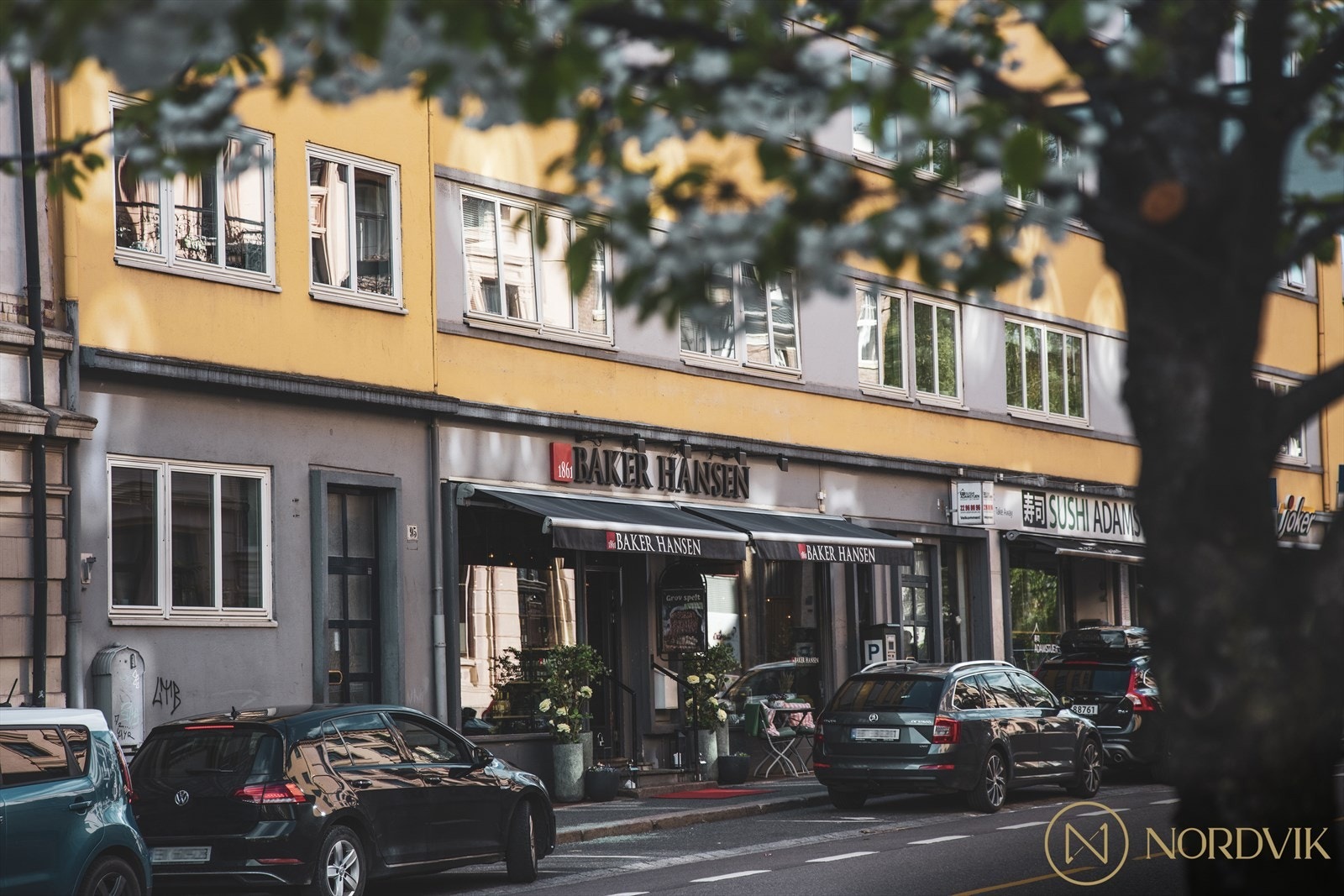 Baker Hansen rett over gaten fra leiligheten Galleribilde