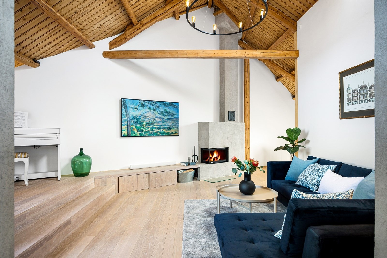 Moderne overflater i spennende kontrast til originalt trepanel og bjelker Galleribilde