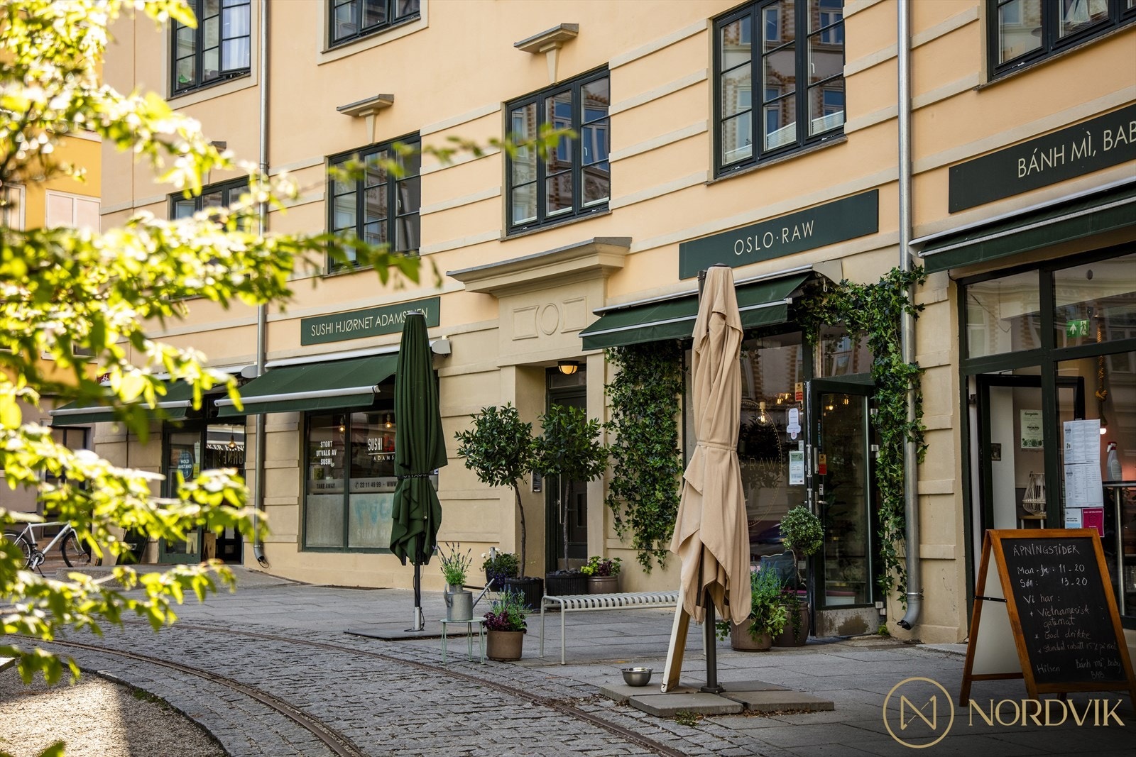 Hyggelige Adamstuen Torg med spesialforretninger Galleribilde
