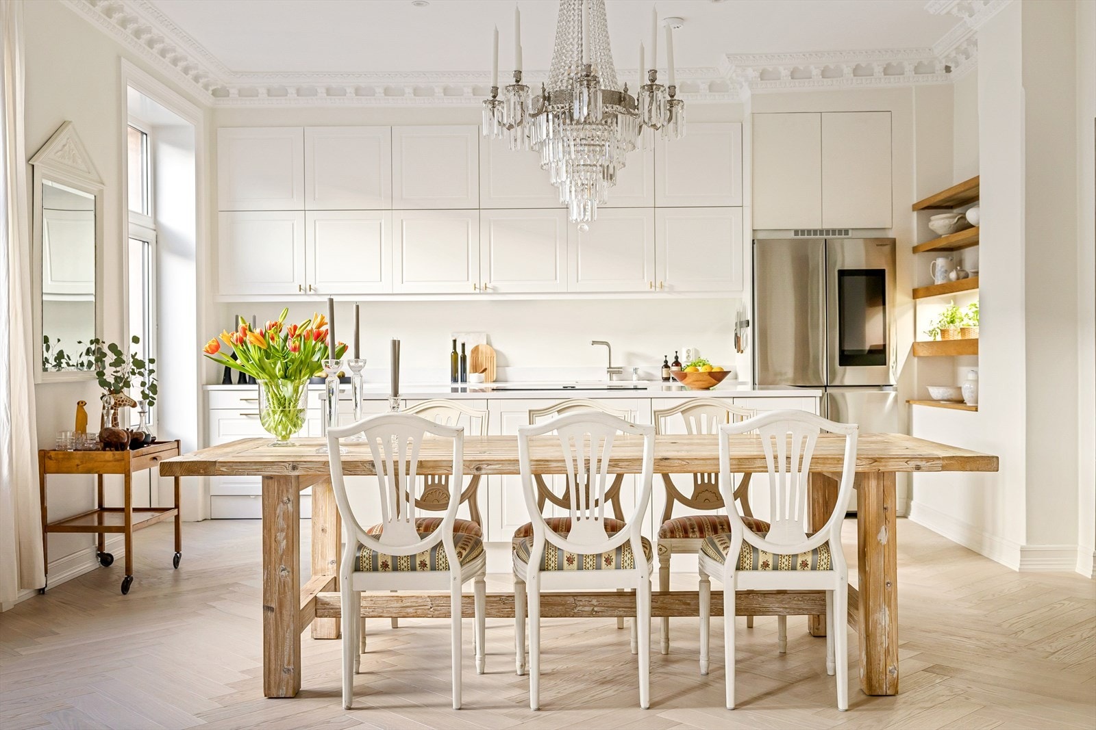 Klassisk og moderne leilighet over 2 plan med balkong, takterrasse, 4 soverom, 2 bad, WC, vaskerom, 2 stuer og et fantastisk flott kjøkken. Galleribilde