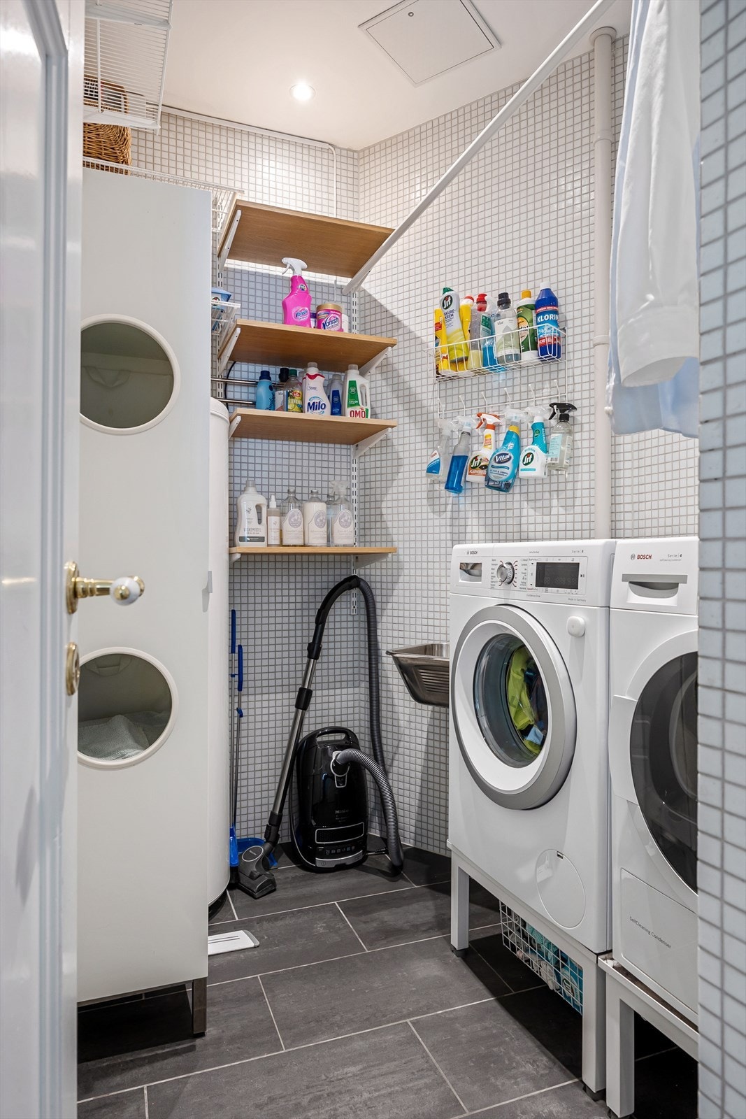 Flislagt vaskerom med gulvvarme og opplegg til vaskemaskin og tørketrommel Galleribilde