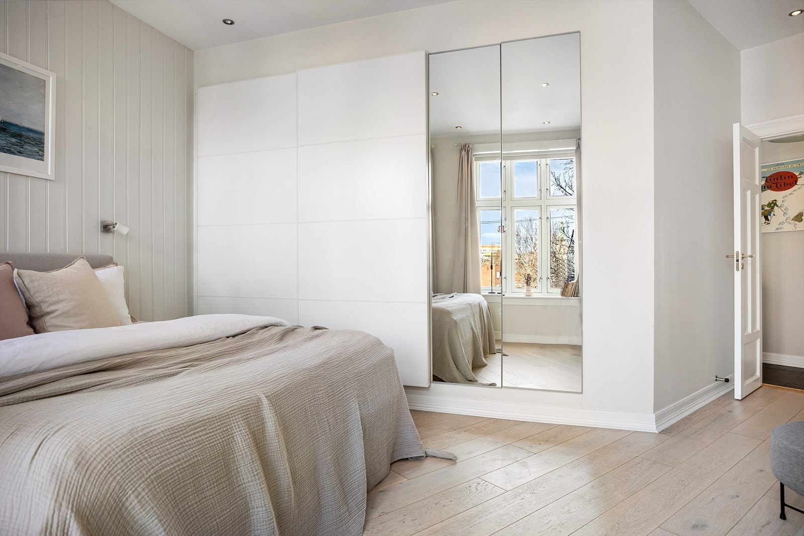 Plasstilpasset garderobe Galleribilde