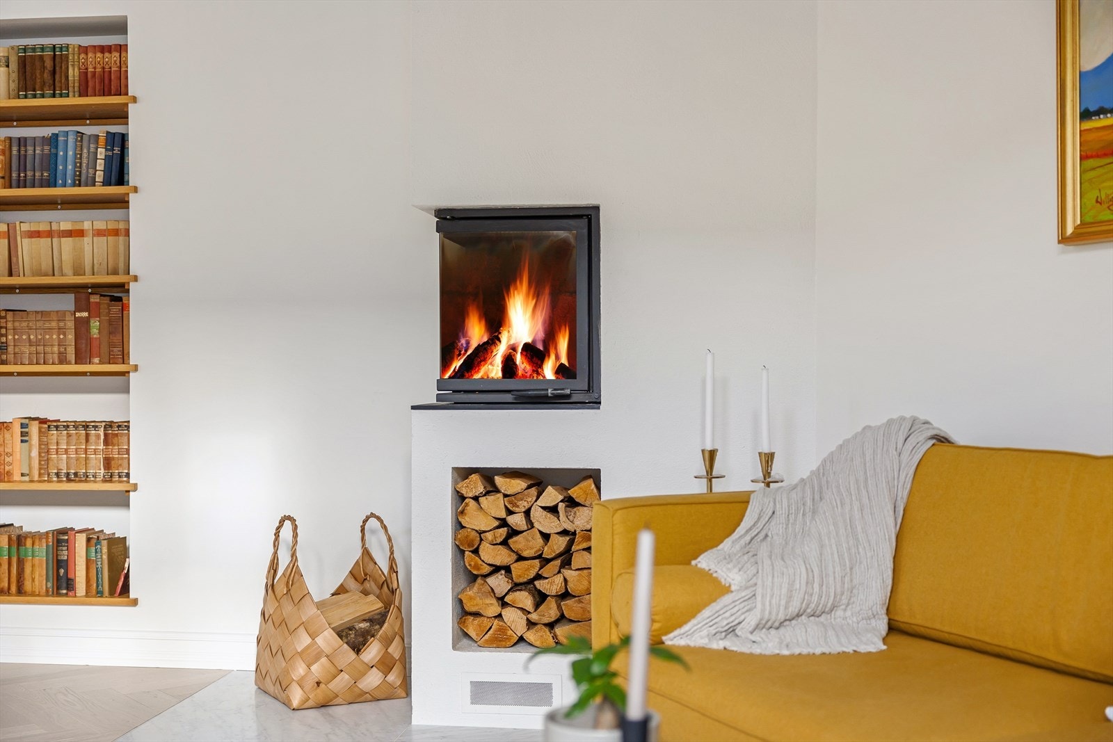 Leiligheten har ildsted med moderne uttrykk i begge stuene Galleribilde