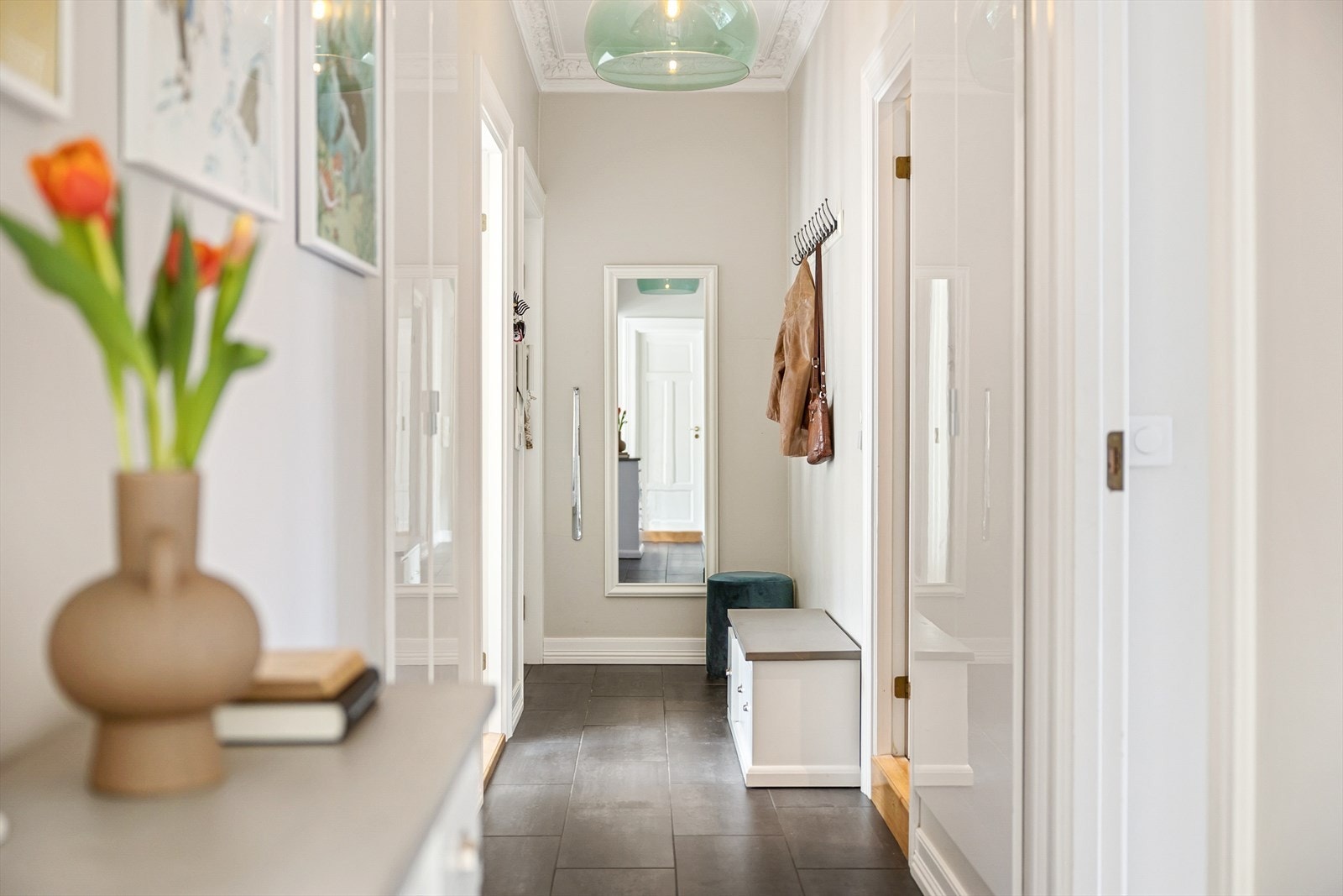 Fra gangen i 4. etasje er det adkomst til et separat toalett og vaskerom Galleribilde