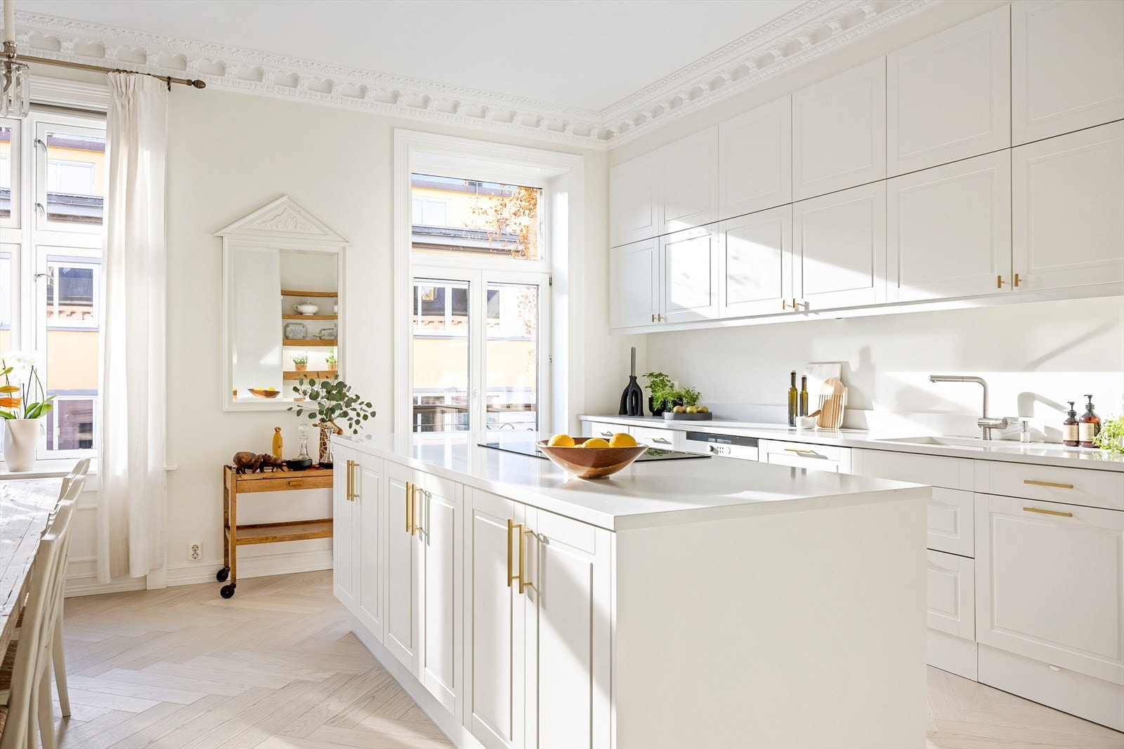 Stort og tidløst kjøkken med integrerte hvitevarer. Galleribilde