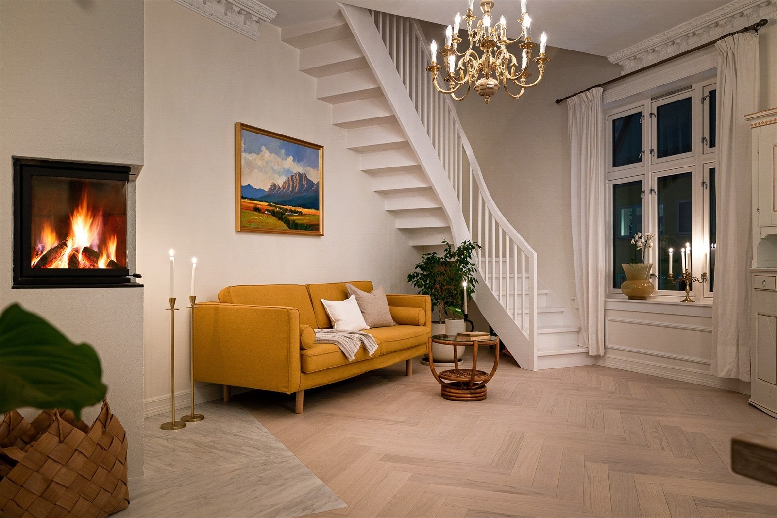 I tillegg til to ildsteder er boligen oppvarmet med gulvvarme i nesten alle rom Galleribilde