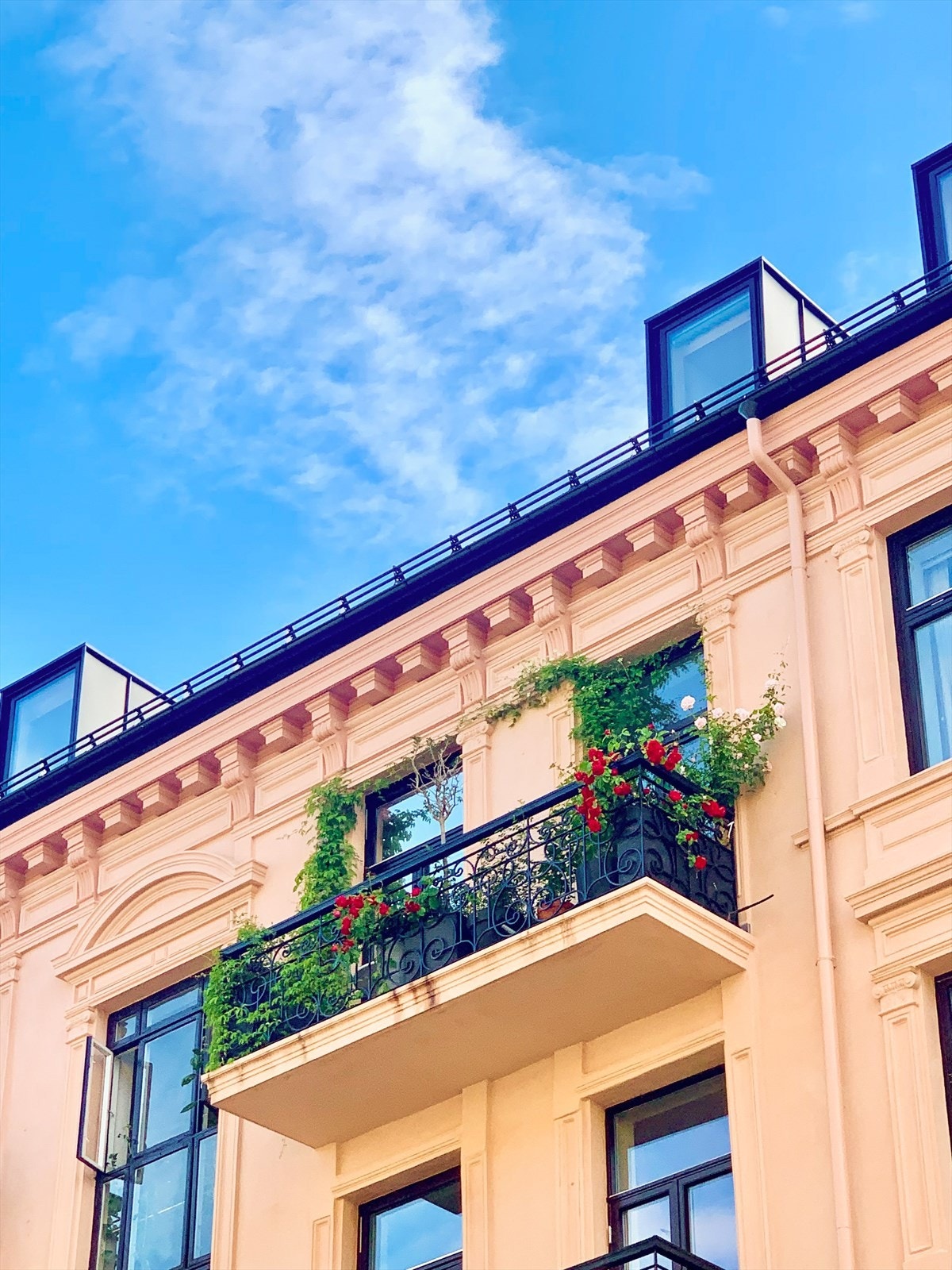 Sommerbilde av fasade og balkongen Galleribilde