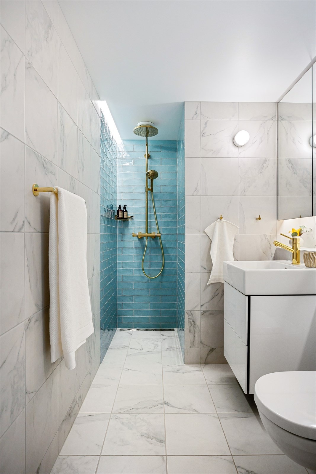 Delikat og pent bad med gulvvarme Galleribilde