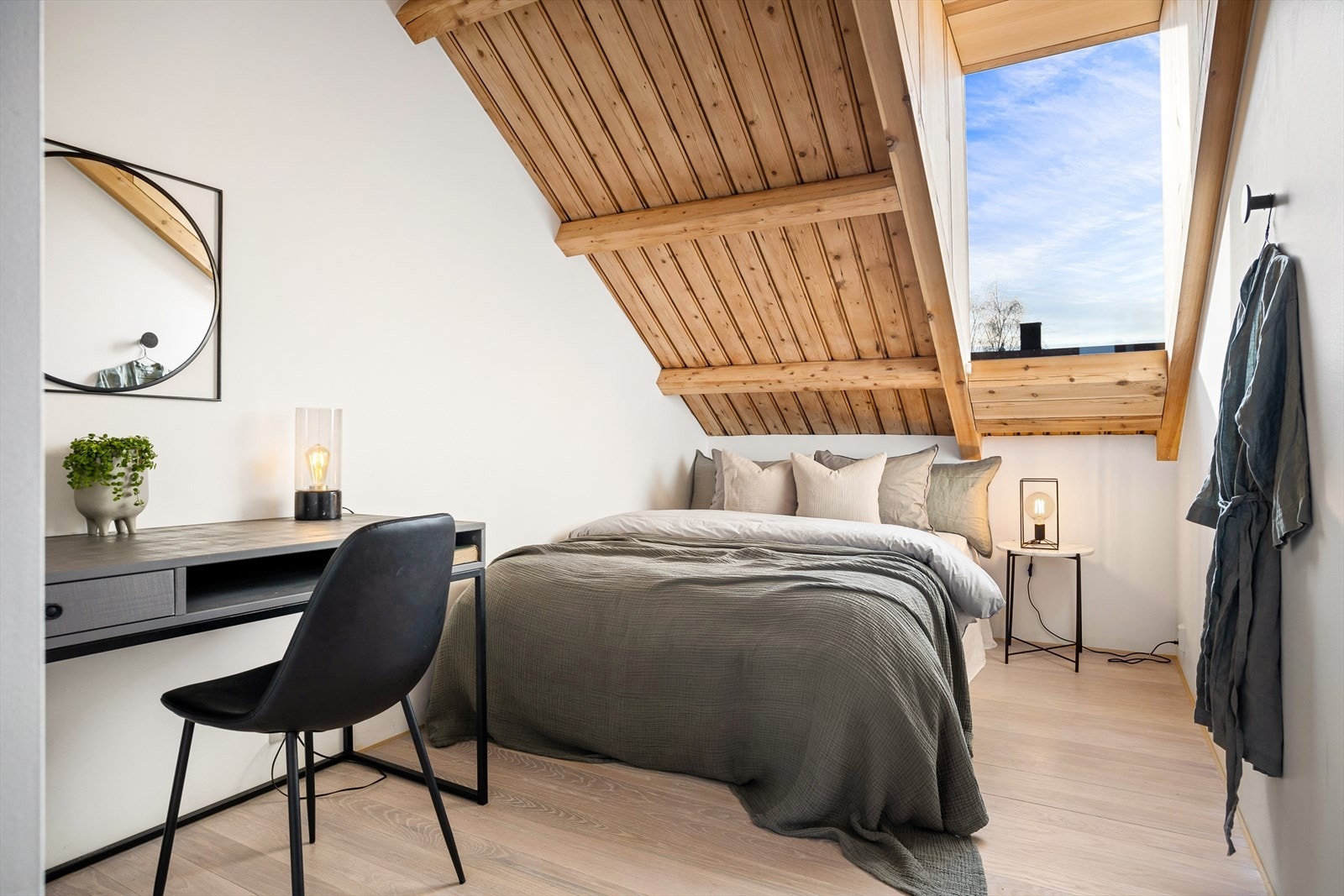 Innbydende og lunt soverom som er meget arealeffektivt og gjennomtenkt med god ståhøyde og romfølelse Galleribilde