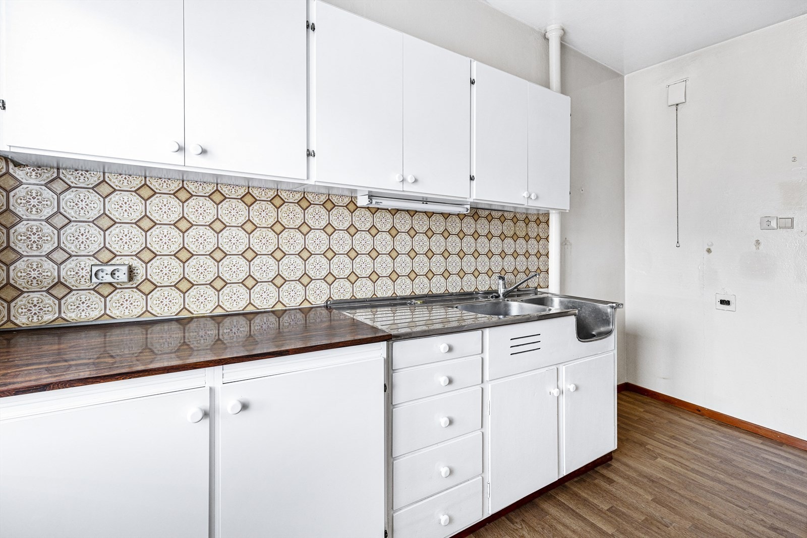 Stor og gjennomgående 2-roms leilighet med behov for oppussing. Galleribilde