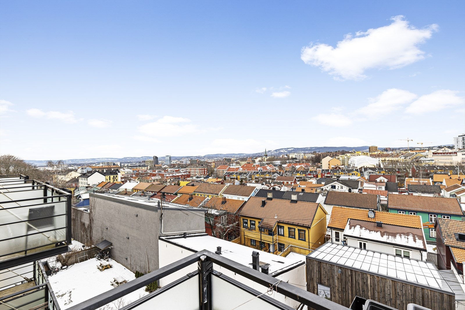Fra balkongen på nordsiden har du flott utsikt over Oslo. Galleribilde