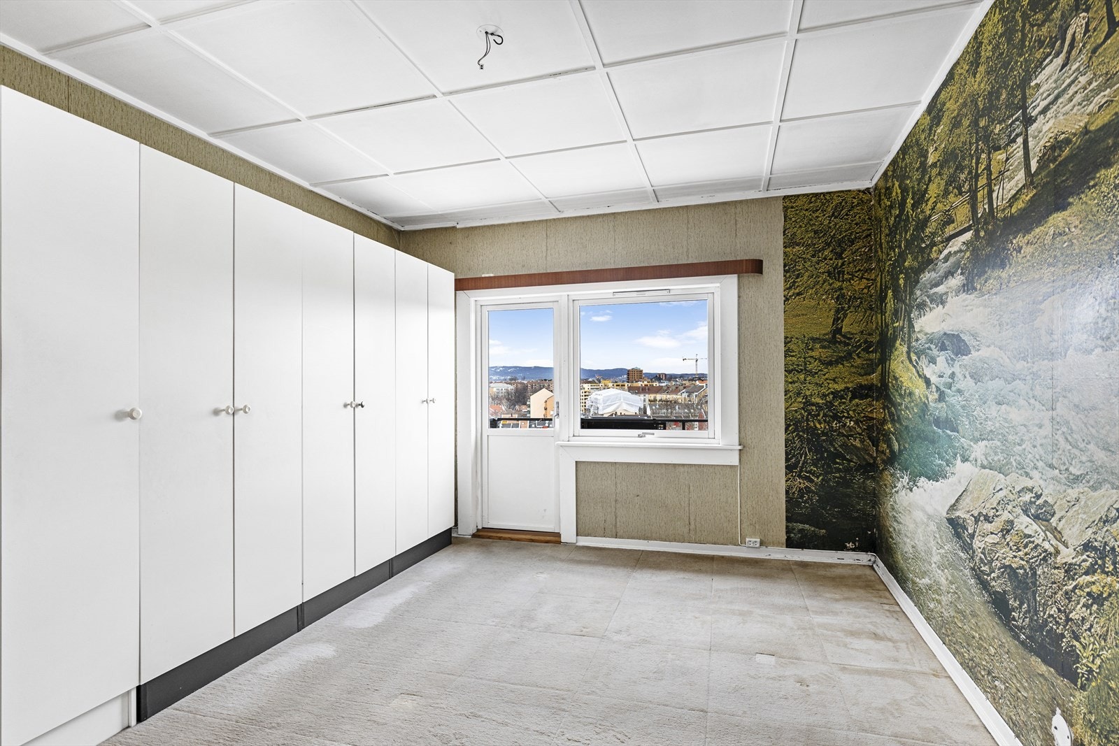 Fra soverommet er det adkomst til nordvendt balkong på ca. 4 m² med flott utsikt. Galleribilde