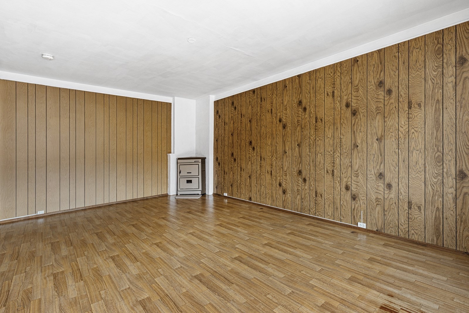 Stuen er romslig og har flere innredningsmuligheter. Her er det også pipeløp med eldre vedovn. Galleribilde