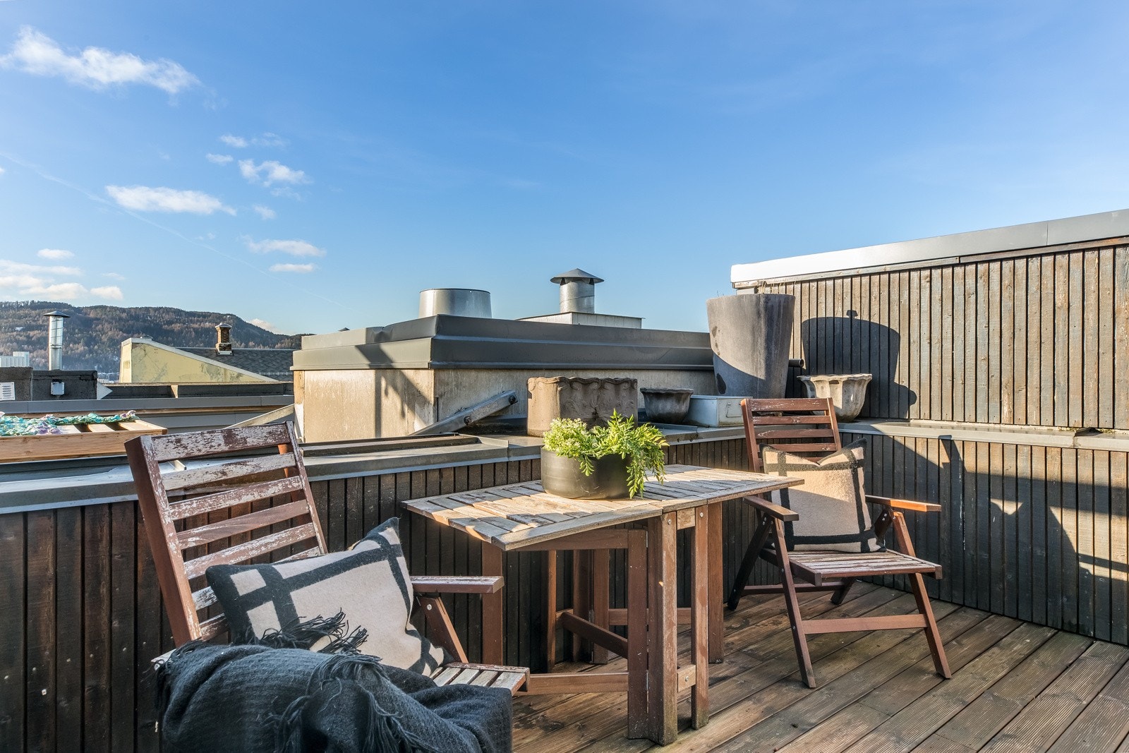 Fra loftsetasjen er det også direkte adgang til en romslig takterrasse Galleribilde