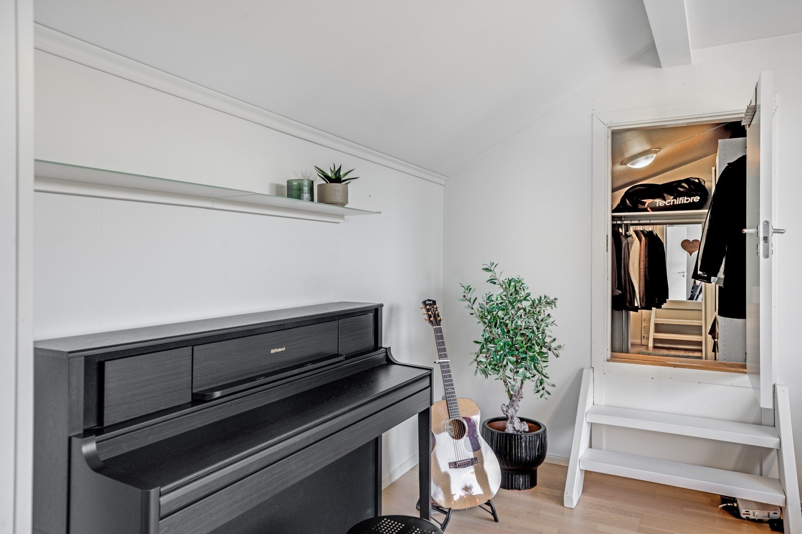 I tilknytning til hovedsoverommet er det et omkledningsrom på 6 m² Galleribilde