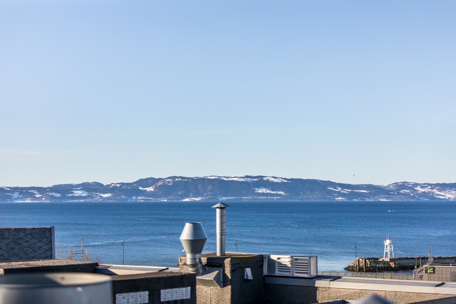 På takterrassen er det gode solforhold gjennom store deler av dagen og panoramautsikt over Trondheim sentrum, samt fjordgløtt Galleribilde