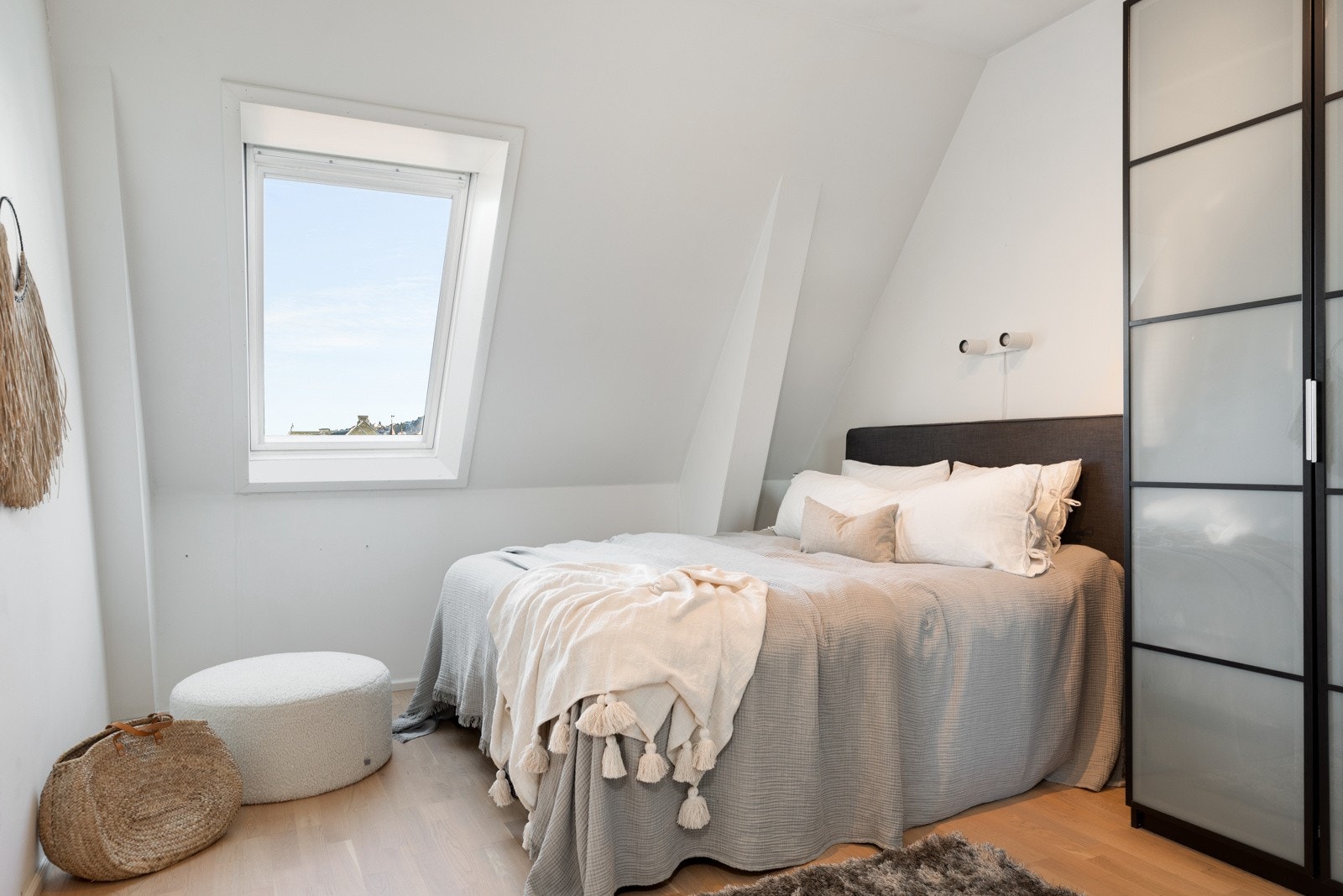 I hovedetasjen finner du to av leilighetens soverom, hvorav det første er på 14 m² Galleribilde