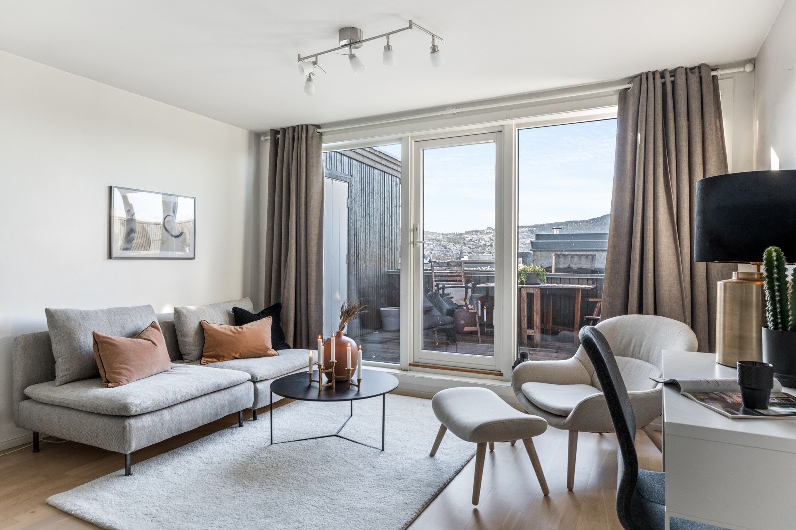 Rommet er på 17 m² og er i dag brukt som stue med store vindusflater som setter et lyst og luftig preg Galleribilde