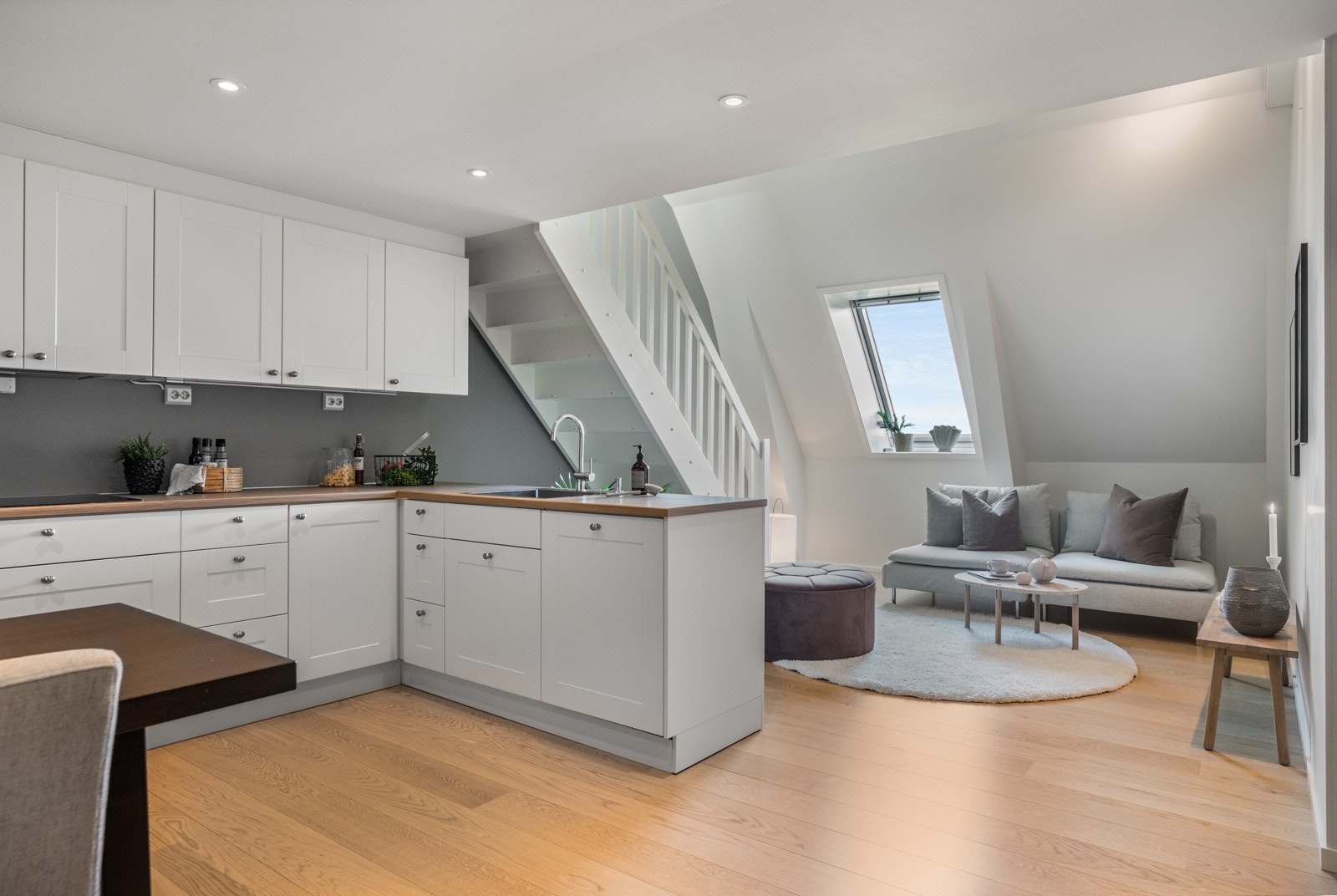 Leiligheten nyter gjennomgående bruk av enstavs eikeparkett i alle rom med unntak av bad Galleribilde