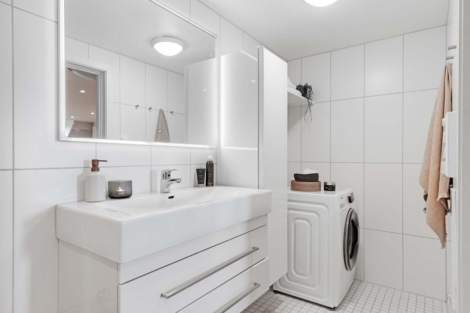 Flott, flislagt bad på 5 m² Galleribilde