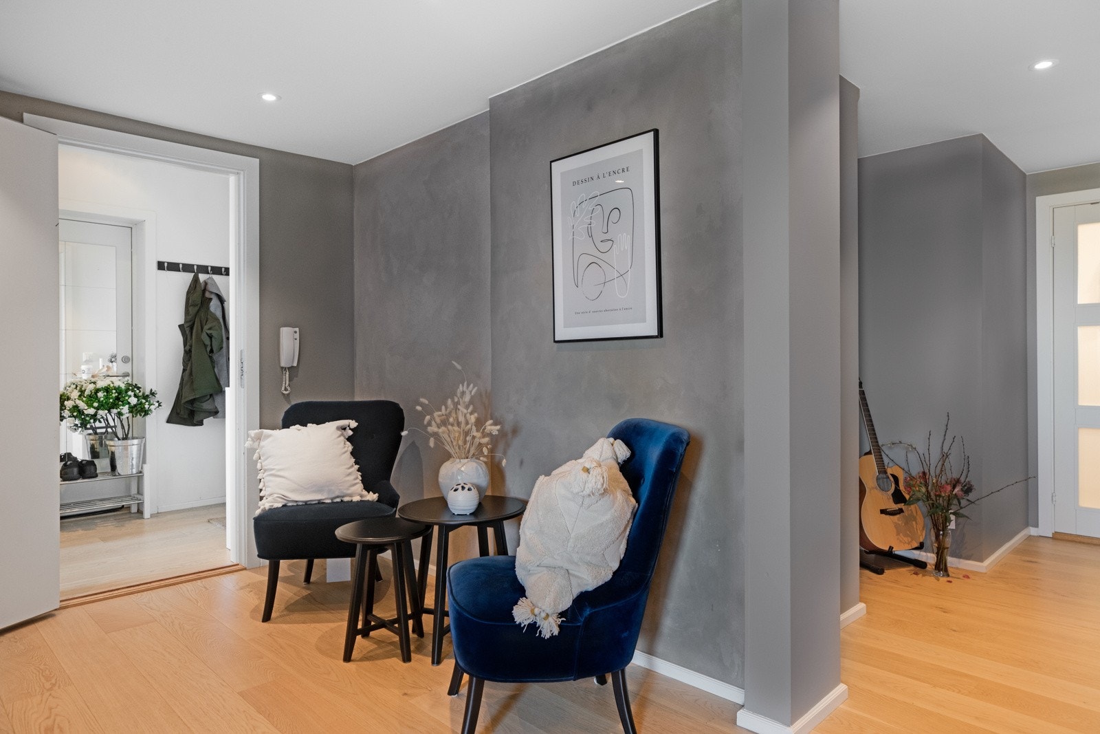 Lyst og innbydende inngangsparti med plass til oppbevaring av yttertøy- og sko Galleribilde