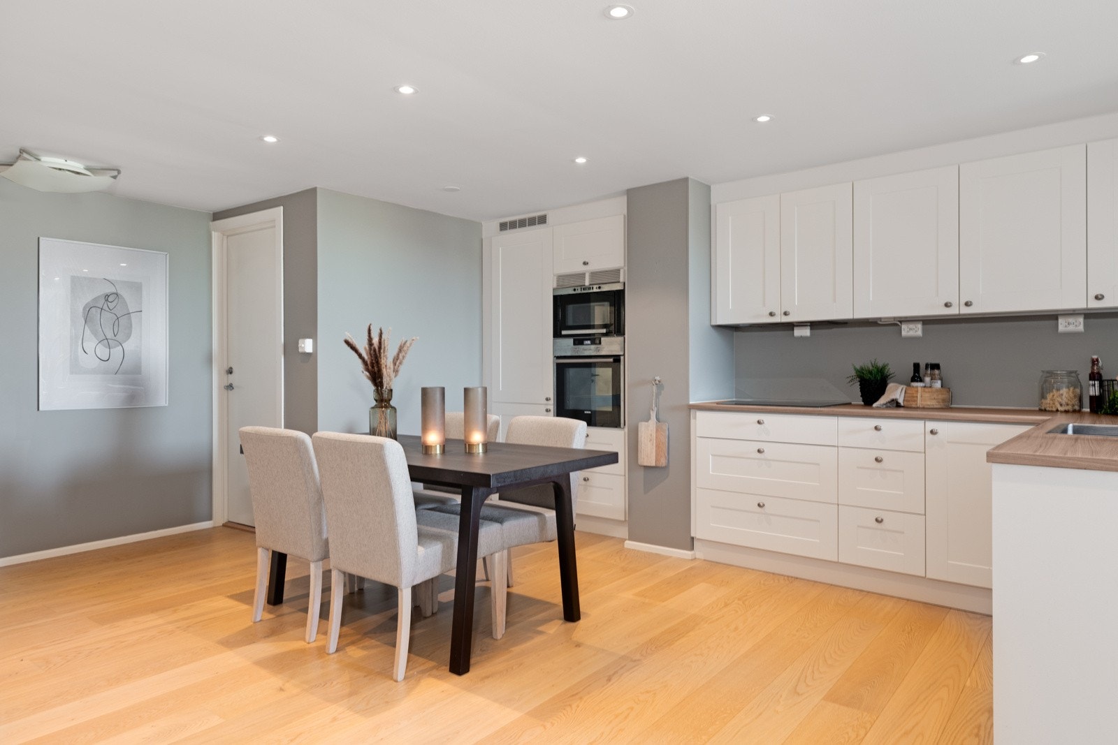 Av integrerte hvitevarer er det kjøl/fryseskap, stekovn, platetopp, mikroovn og oppvaskmaskin. Disse medfølger handelen Galleribilde