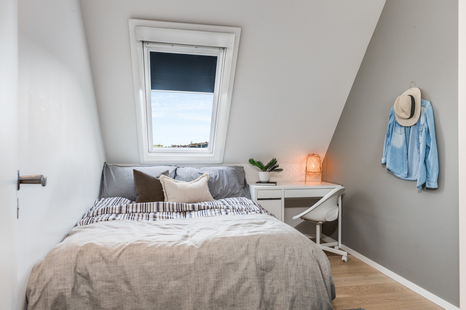 Det andre soverommet er på 10,5 m² med god plass til dobbeltseng og tilhørende møblement Galleribilde