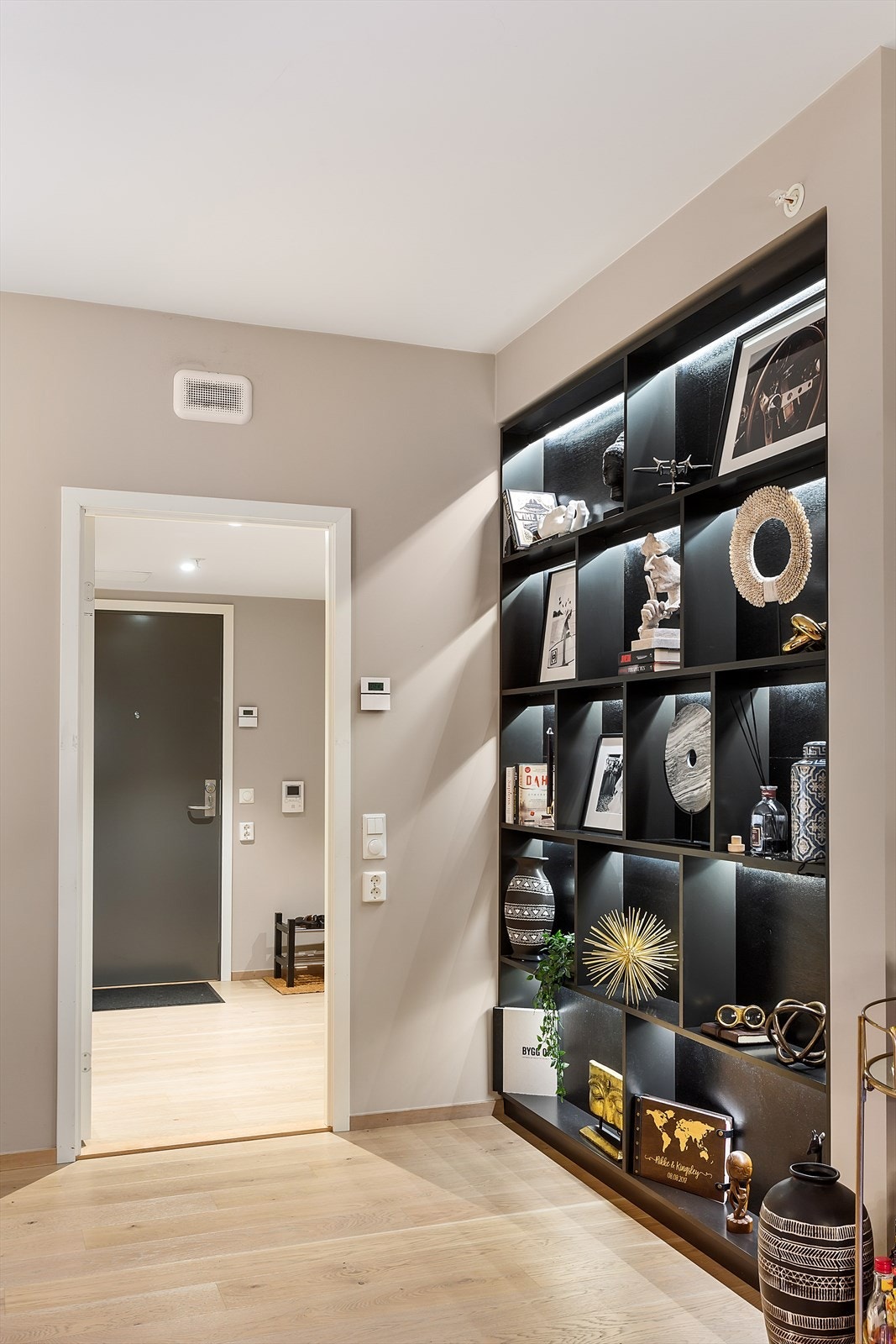 Adkomst fra stue til gang. Takhøyden i stuen er behagelige 2,7m. Galleribilde