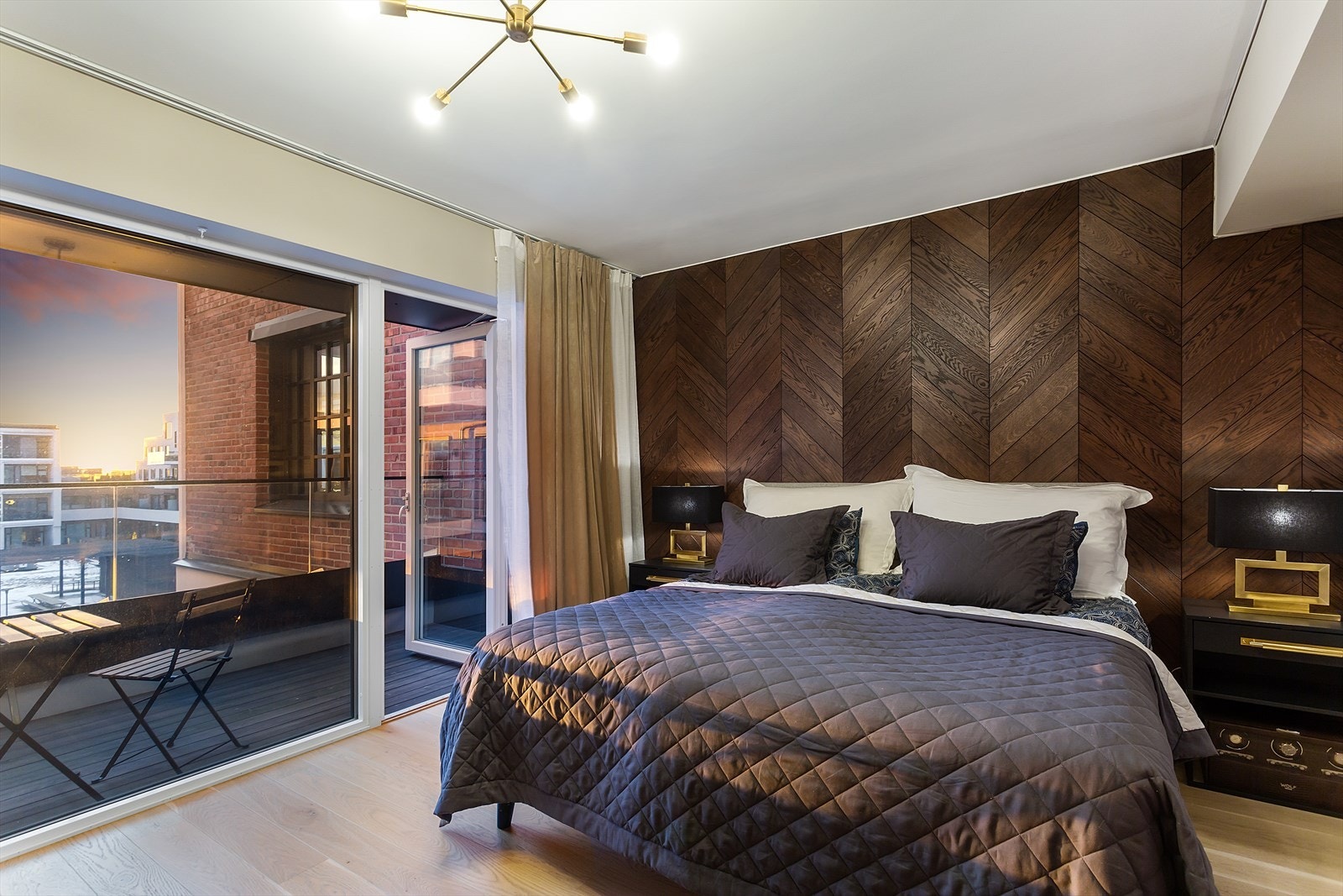 Innbydende og romslig hovedsoverom med ensuite bad og balkong. Galleribilde