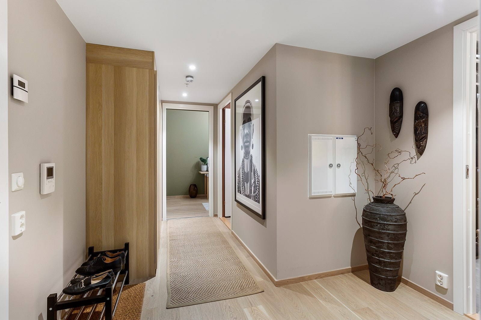 Romslig gang med 2 meter plassbygget garderobeskap samt adkomst til soverom, stue og bad. Galleribilde