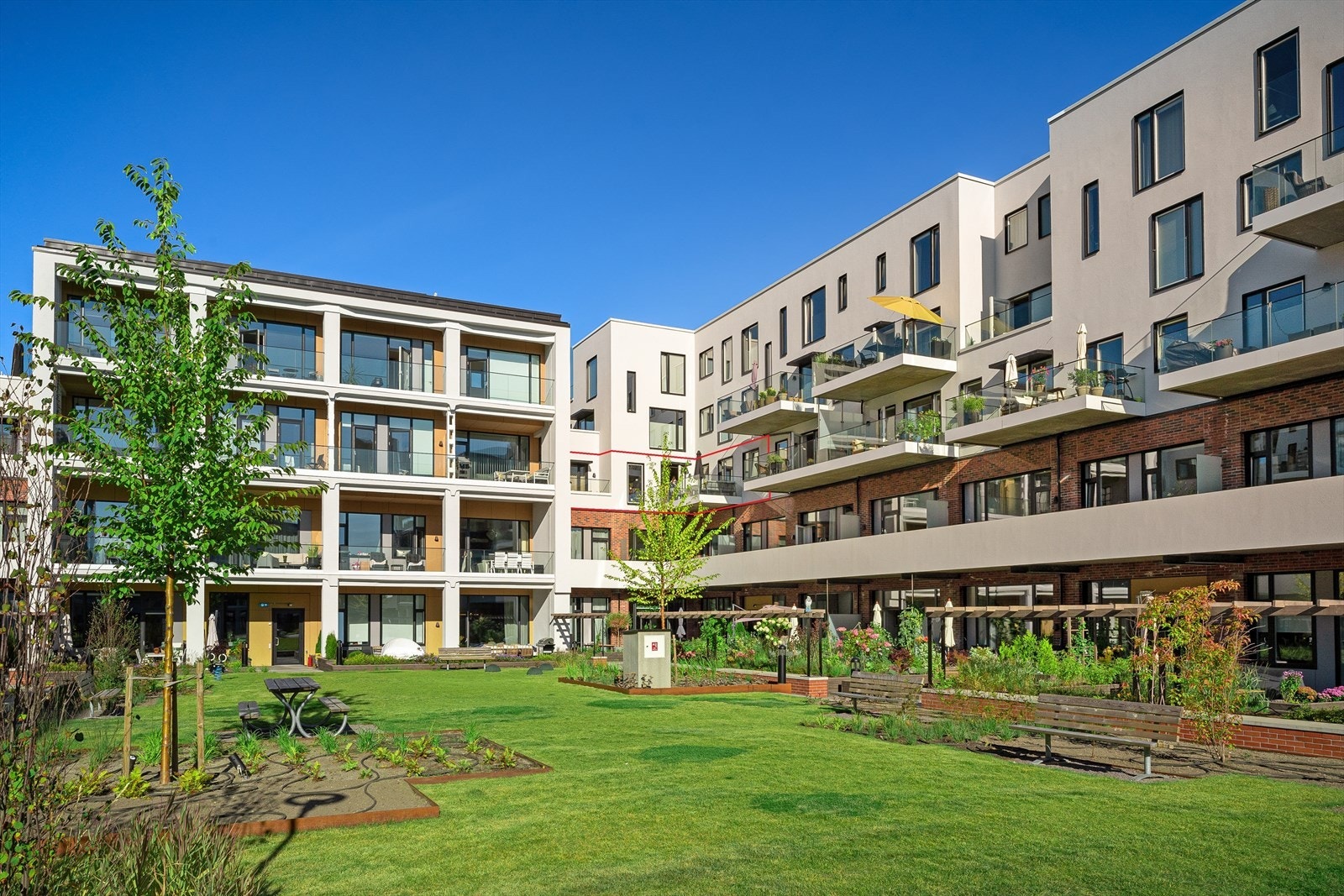 Leiligheten (markert i rødt) ligger fint til i et innvendig hjørne av bygget, 3.etg fra bakgård, 4.etg fra gateplan. Galleribilde