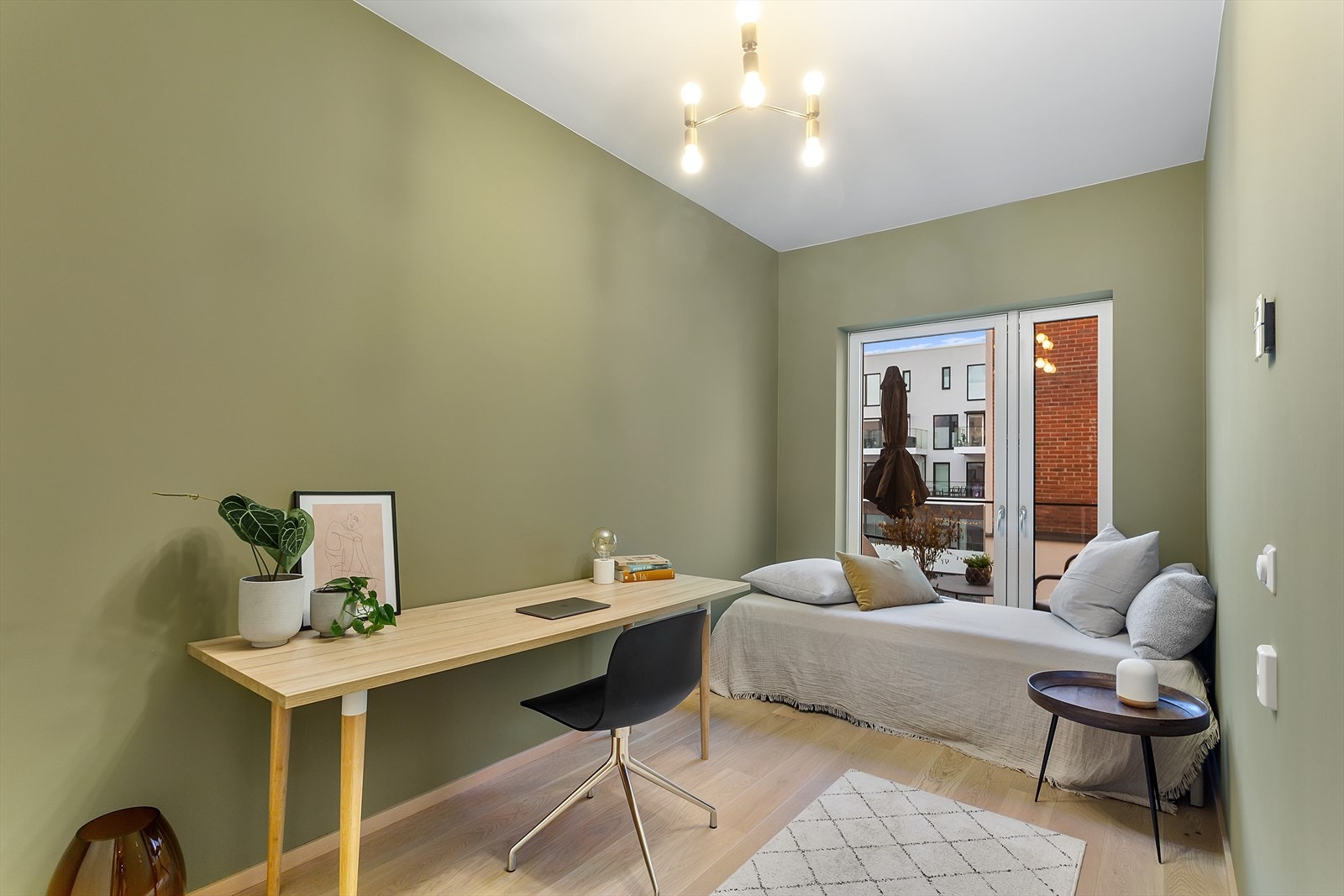 God plass til dobbeltseng og skrivebord. Galleribilde