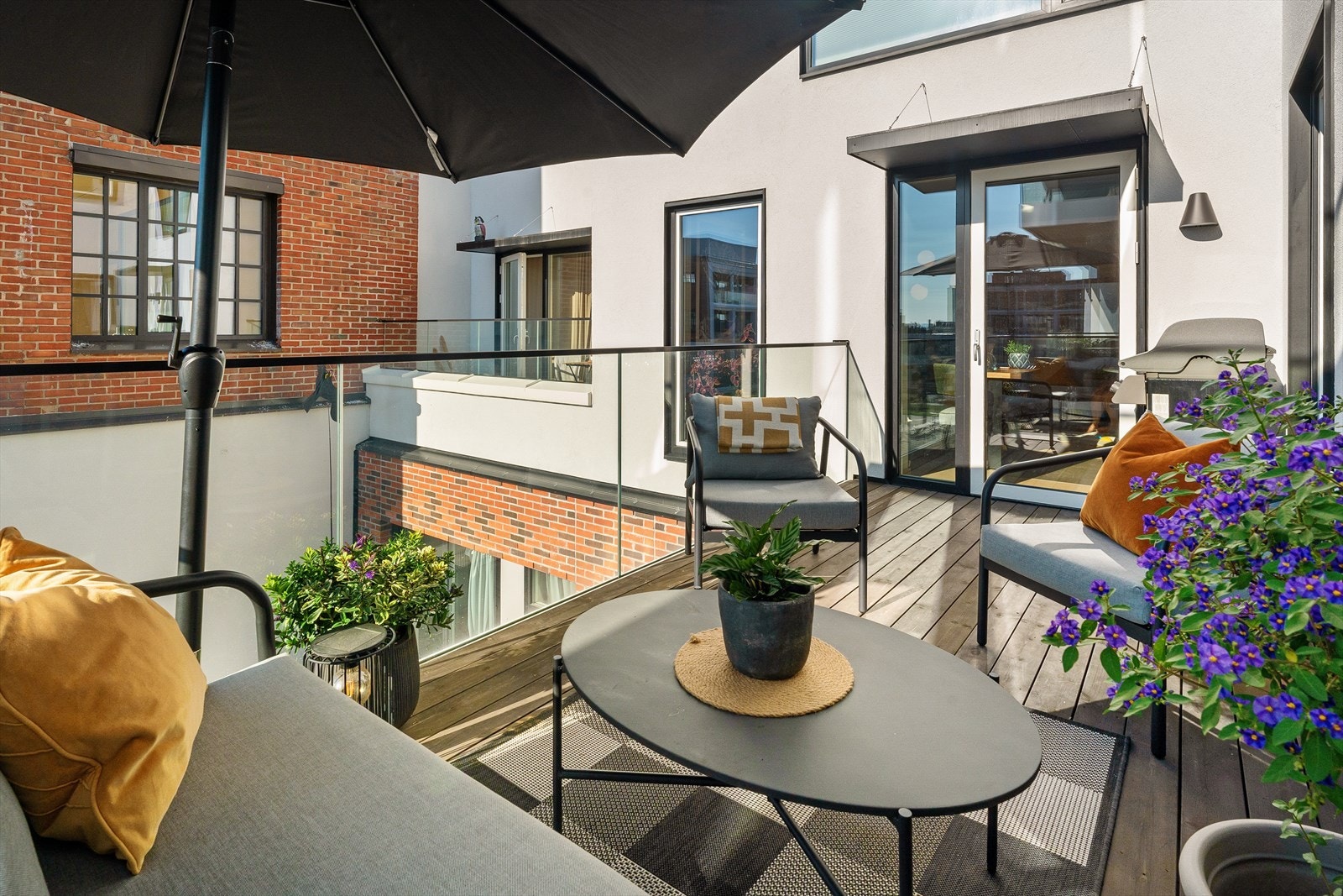 God plass til grill og utemøbler. Galleribilde