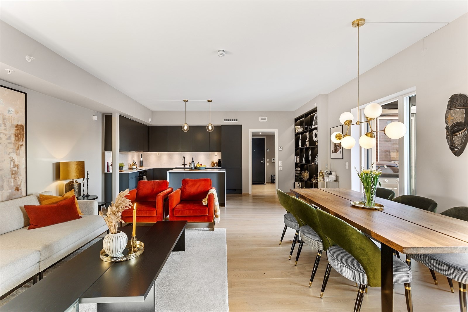 Sosialt oppholdsrom med åpen kjøkkenløsning. Galleribilde