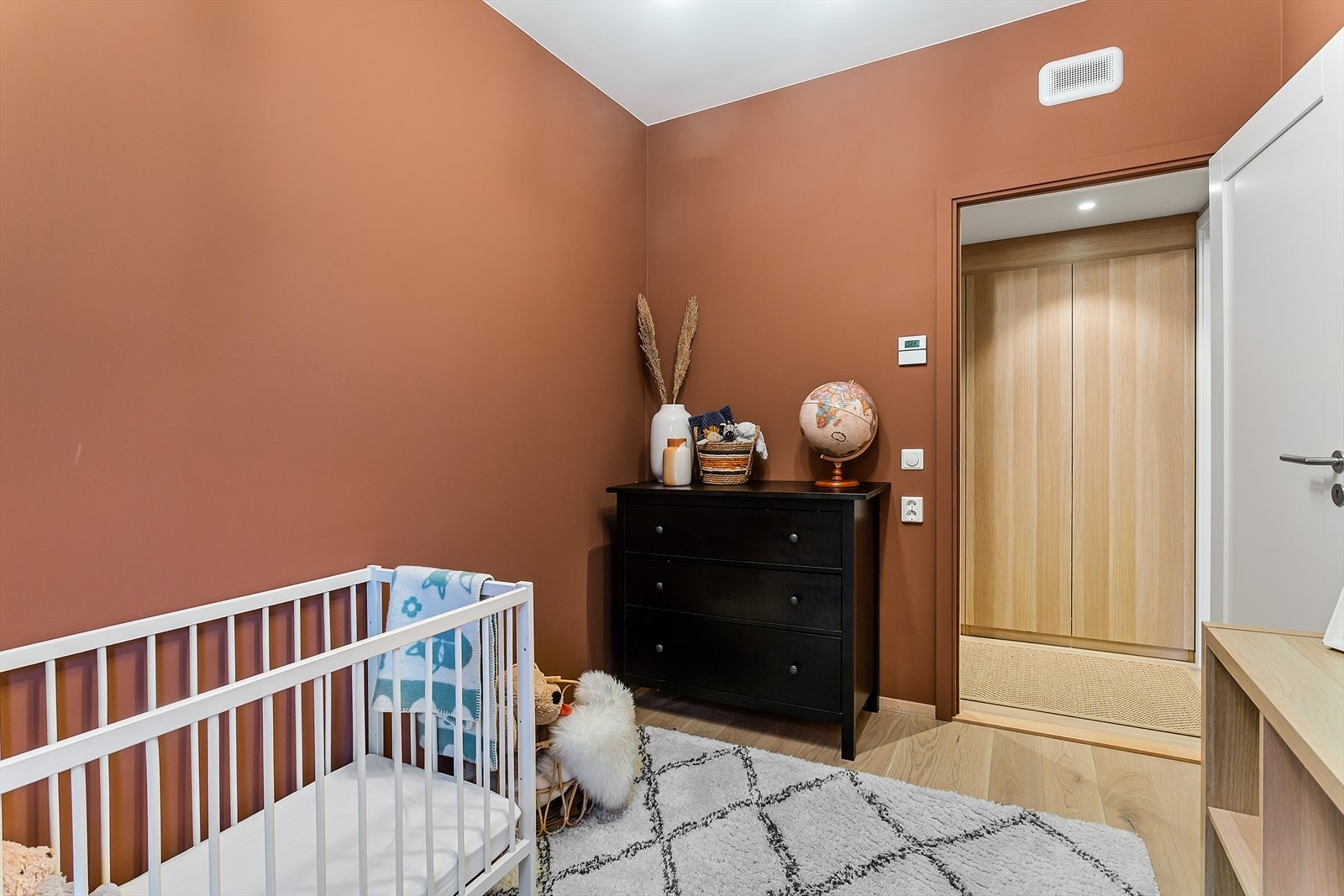 Rommet passer perfekt som barnerom eller kontor. Galleribilde