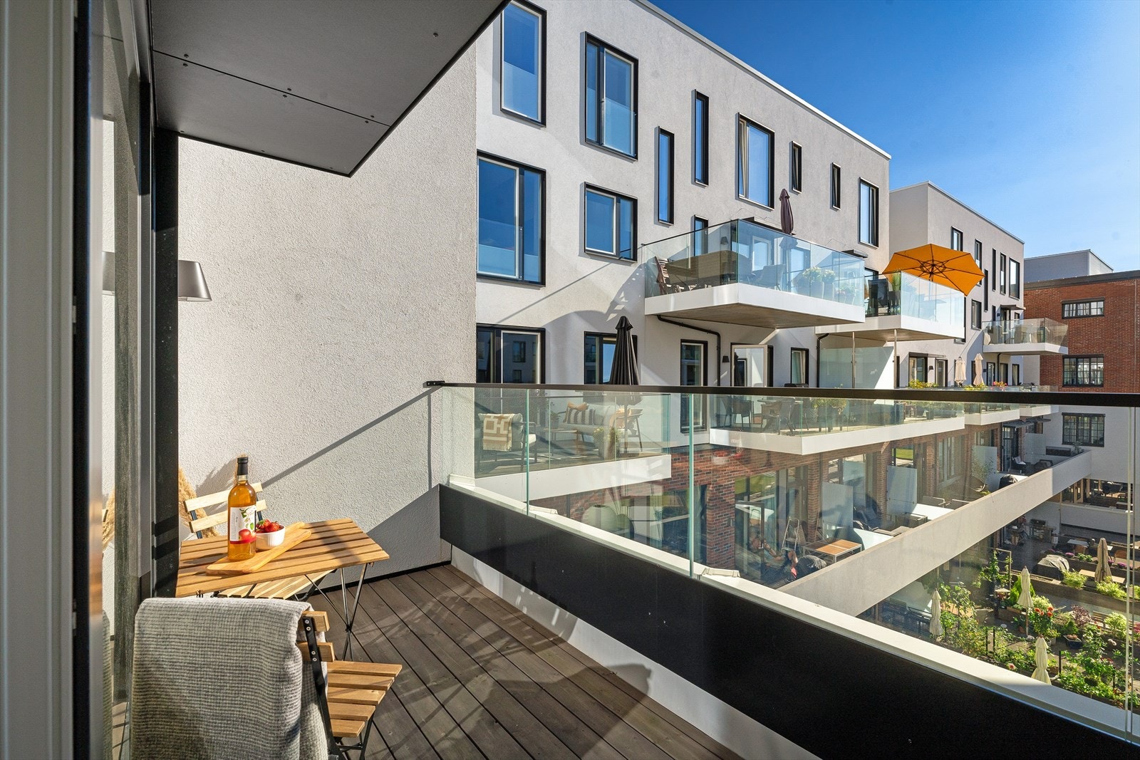 Balkong utenfor hovedsoverommet med sol fra ca. kl. 13:00-17:30 midtsommers. Galleribilde