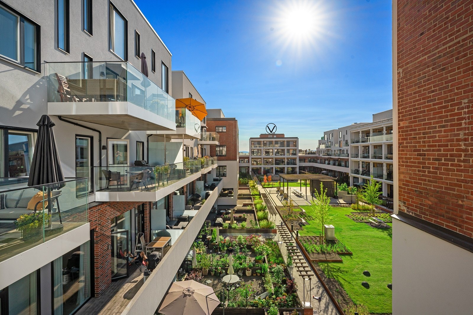 Flott utsikt over bakgården på Vinslottet. Galleribilde