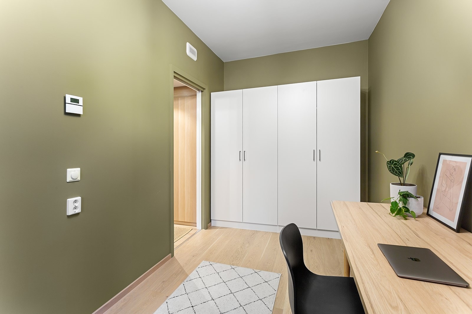 Ytterligere 2 meter med garderobeskap. Galleribilde