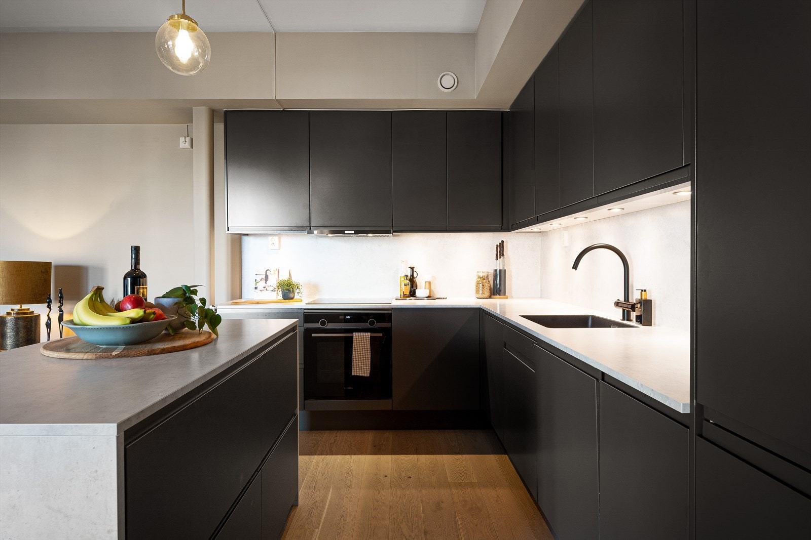 Påkostet løsning med frittstående kjøkkenøy. Svært god skap- og benkeplass. Galleribilde