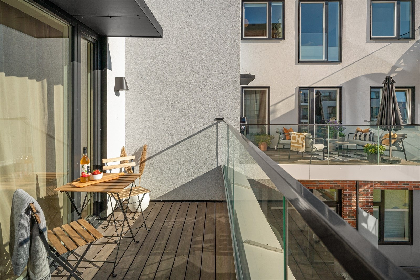 Balkongen er delvis overbygget, har lys og stikkontakt, samt god plass til solseng eller lignende. Galleribilde