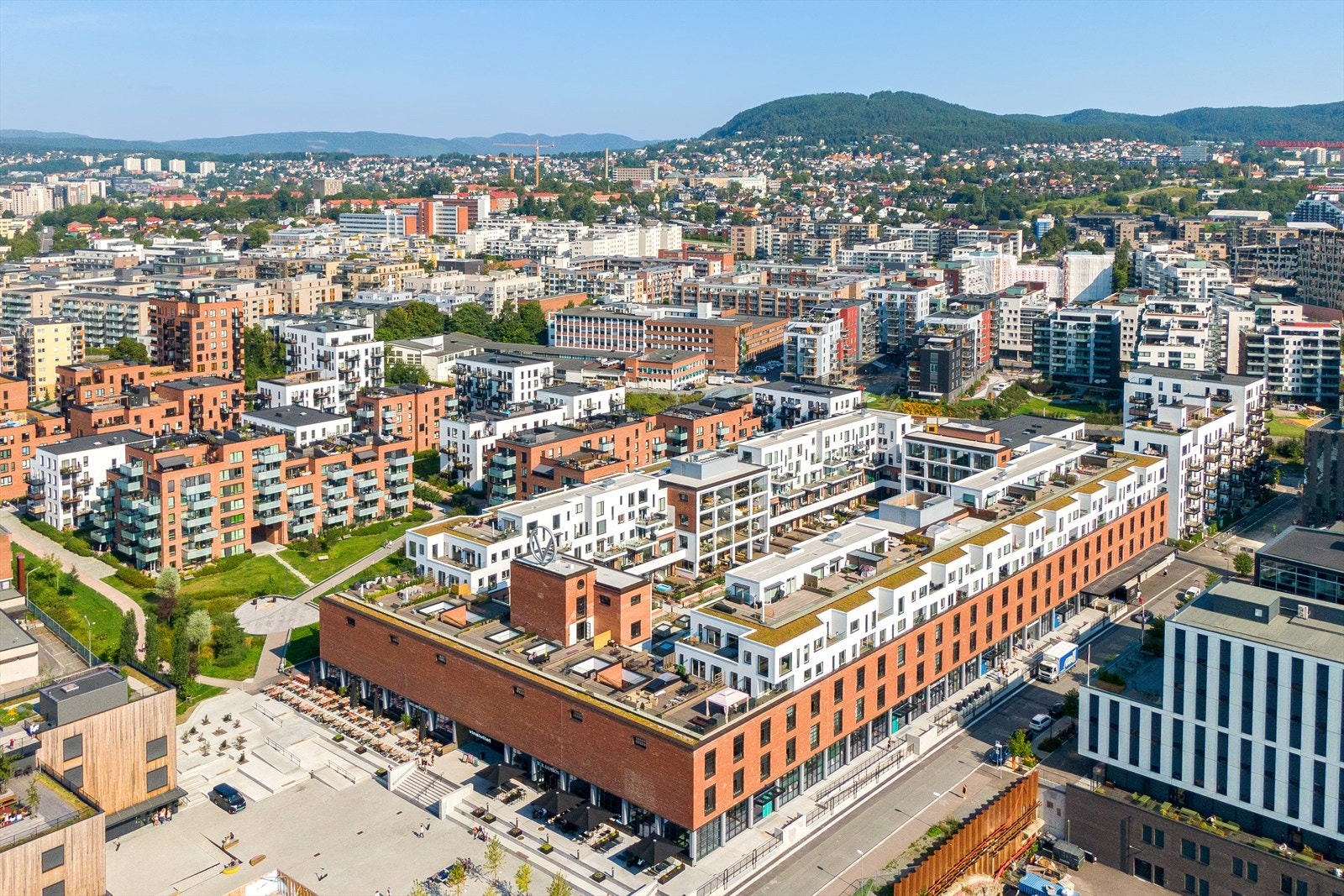 Vinslottet er Vinmonopolets gamle industribygg som ble renovert og ombygget til boliger i perioden 2016-2020. Kort vei til Løren, Hasle og Økern. Galleribilde