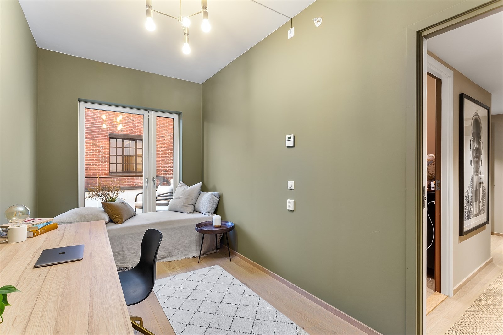 I enden av gang ligger soverom II med store vindusflater og god takhøyde (2,7m). Galleribilde