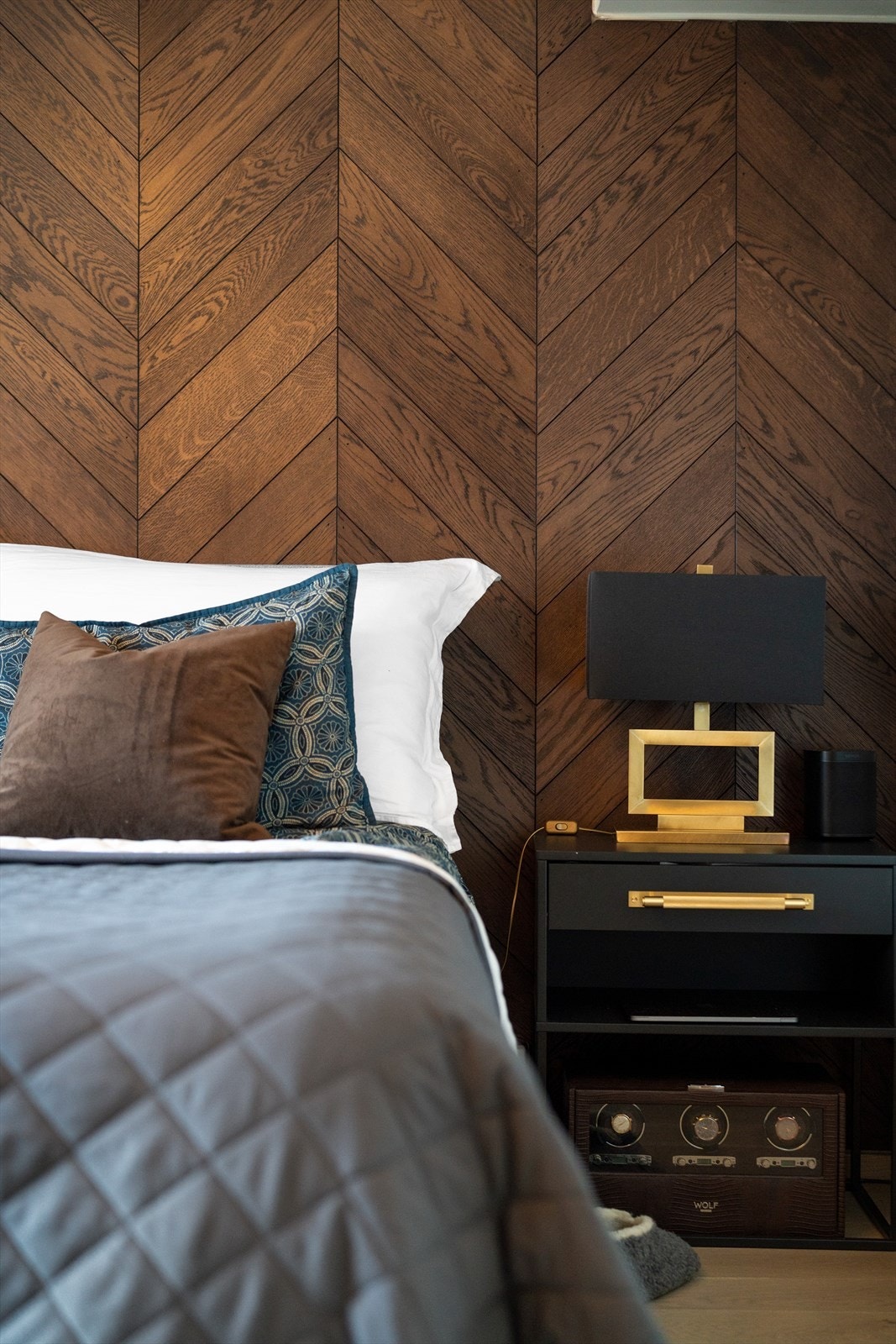 Stilig gavlvegg på hovedsoverommet i heltre eik med chevron-mønster. Galleribilde