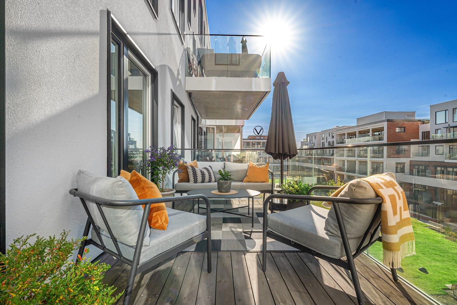 Sol på balkongen fra ca. kl. 15:00-20:00 midtsommers. Galleribilde