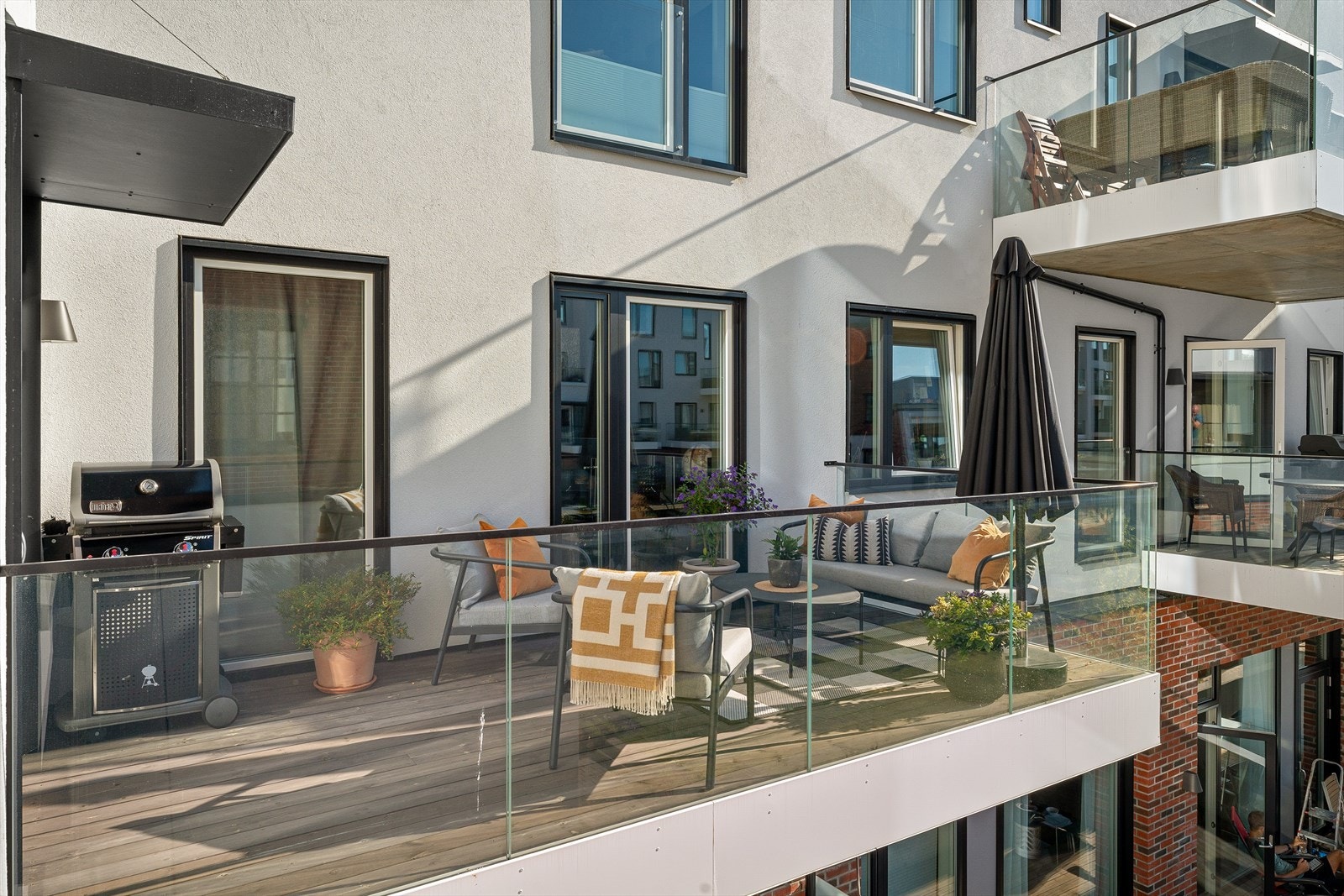 Stor balkong med adkomst fra stue. Balkongen er delvis overbygget, har lys og stikkontakt. Galleribilde