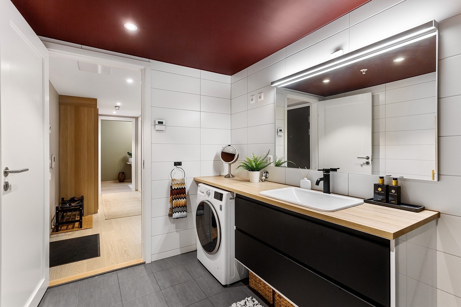 God oppbevaringsplass i store skuffer. Vegghengt speil med lys. Galleribilde